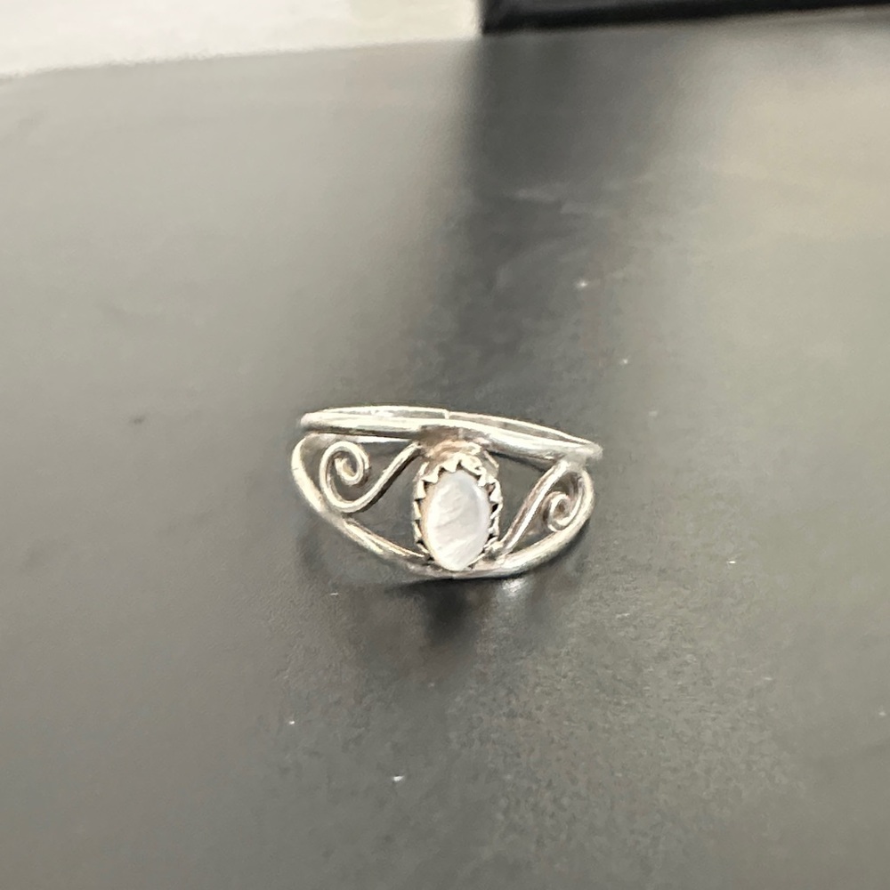 Elegant Silver Swirl Ring